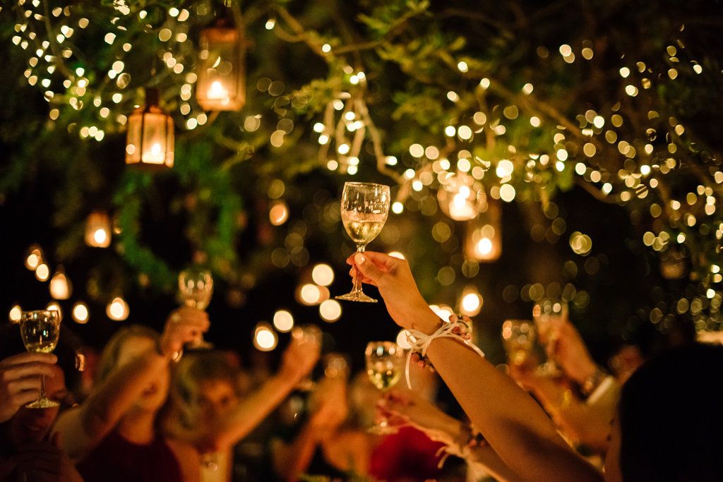Brindis de celebración bajo luces cálidas